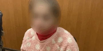 У Тернополі патрульні затримали жінку, котра шукала під кущами “закладки”