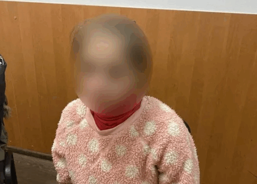 У Тернополі патрульні затримали жінку, котра шукала під кущами “закладки”