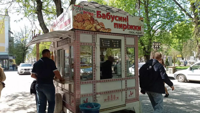 Вулична їжа у Тернополі, добірка невеликих кафе та МАФів, де можна ситно поїсти, навіть якщо в кишені всього 50 гривень