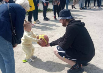Вуличний баскетбольний майданчик збудував у Борщеві переселенець з Харкова