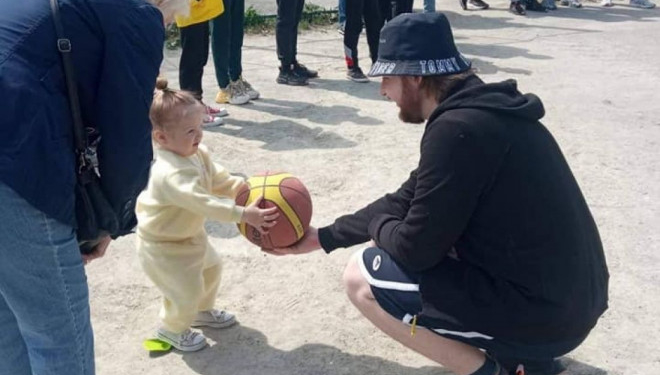 Вуличний баскетбольний майданчик збудував у Борщеві переселенець з Харкова