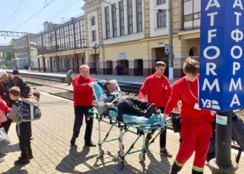 У Тернополі волонтери Червоного Хреста України допомагають людям з інвалідністю та маломобільним людям, що прибувають до міста на евакуаційних потягах