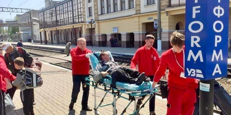 У Тернополі волонтери Червоного Хреста України допомагають людям з інвалідністю та маломобільним людям, що прибувають до міста на евакуаційних потягах