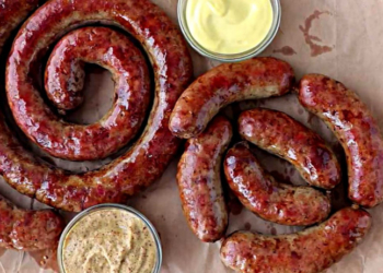 Неймовірний рецепт: домашня ковбаса у духовці, якщо поруч немає коптильні