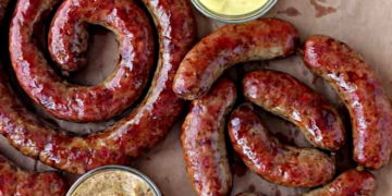 Неймовірний рецепт: домашня ковбаса у духовці, якщо поруч немає коптильні