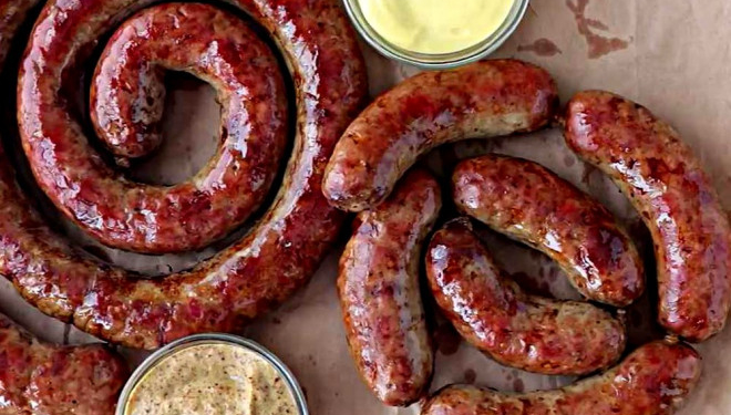 Неймовірний рецепт: домашня ковбаса у духовці, якщо поруч немає коптильні