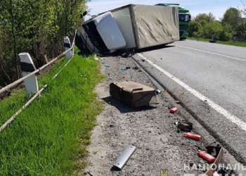 Внаслідок ДТП неподалік Тернополя перекинулась фура, один загиблий