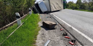 Внаслідок ДТП неподалік Тернополя перекинулась фура, один загиблий