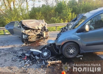 Дев’ять людей постраждали внаслідок лобового зіткнення Toyota Camry та Citroën Berlingo на трасі Тернопіль-Львів