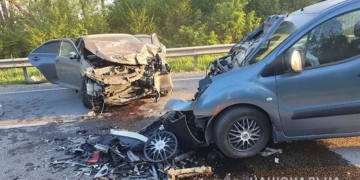 Дев’ять людей постраждали внаслідок лобового зіткнення Toyota Camry та Citroën Berlingo на трасі Тернопіль-Львів