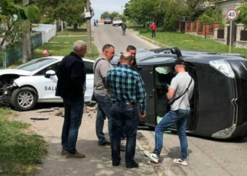 У Тернополі внаслідок ДТП, на перехресті вулиць Польового і Рєпіна, перекинувся автомобіль