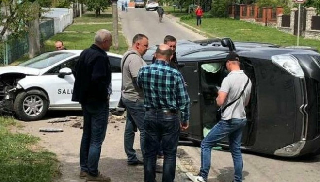 У Тернополі внаслідок ДТП, на перехресті вулиць Польового і Рєпіна, перекинувся автомобіль