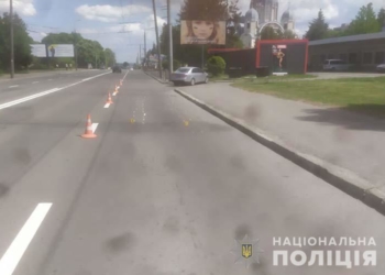 На проспекті Бандери поблизу бульвару Данила Галицького під колеса автомобіля потрапив 80-річний чоловік