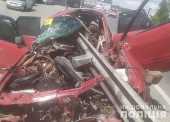 Відбійник простромив автомобіль наскрізь: ДТП з потерпілими сталася на об’їзній Тернополя