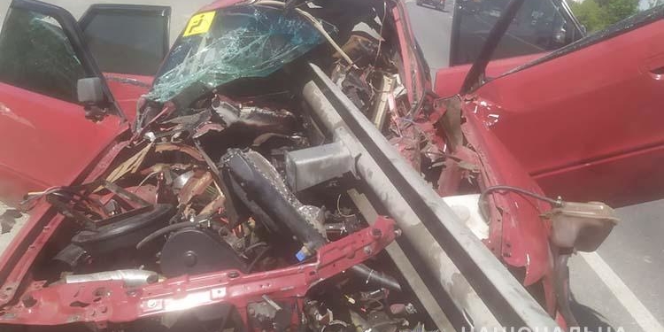 Відбійник простромив автомобіль наскрізь: ДТП з потерпілими сталася на об’їзній Тернополя