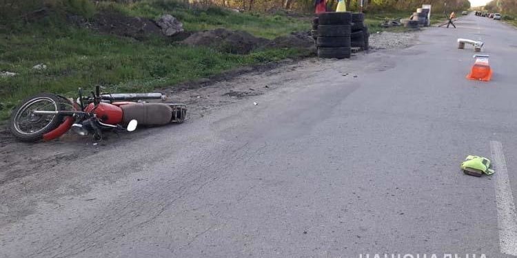 На Гусятинщині 54-річний чоловік виїхав на зустрічну смугу і зіткнувся з мотоциклістом