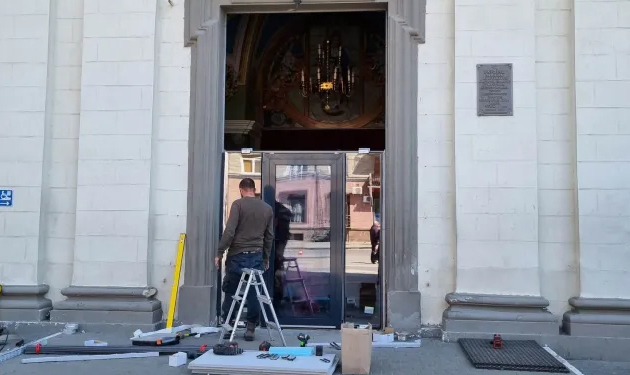 У Тернопільській Катедрі тепер нові двері