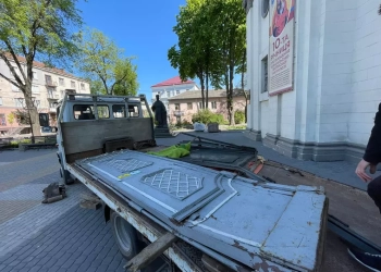 Розтрощені двері Катедри передали на реставрацію