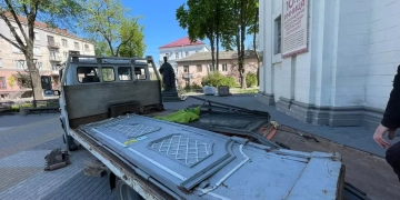 Розтрощені двері Катедри передали на реставрацію
