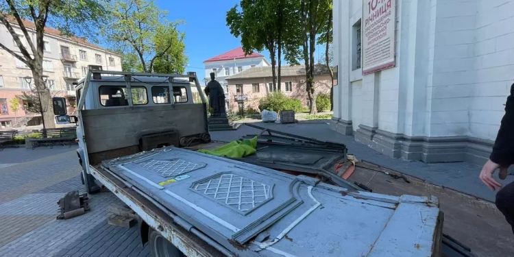 Розтрощені двері Катедри передали на реставрацію