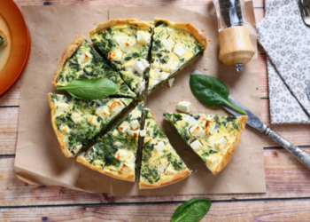 Кіш зі шпинатом та бринзою – рецепт до затишного недільного застілля