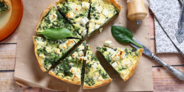 Кіш зі шпинатом та бринзою – рецепт до затишного недільного застілля