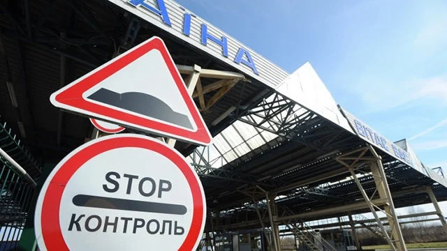 Перетин кордону під час воєнного стану: кому з чоловіків дозволено та які документи потрібні