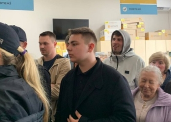 На центральному відділенні «Укрпошти» в Тернополі люди кілька годин стояли в черзі за марками, проте останніх так і не дочекалися, довелося викликати поліцію