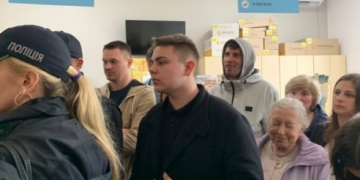 На центральному відділенні «Укрпошти» в Тернополі люди кілька годин стояли в черзі за марками, проте останніх так і не дочекалися, довелося викликати поліцію