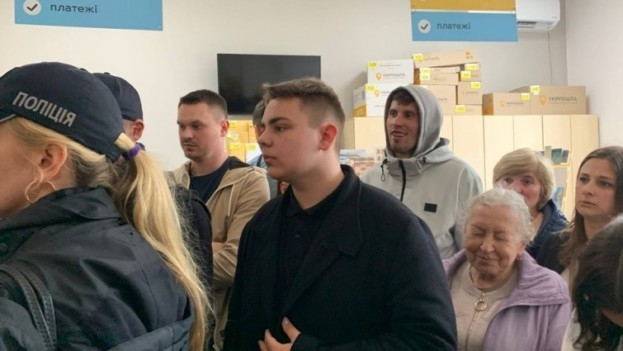 На центральному відділенні «Укрпошти» в Тернополі люди кілька годин стояли в черзі за марками, проте останніх так і не дочекалися, довелося викликати поліцію