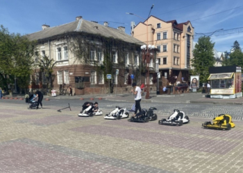 Машинки з Театрального майдану Тернополя виявилися незаконними, їх приберуть