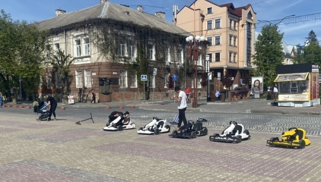 Машинки з Театрального майдану Тернополя виявилися незаконними, їх приберуть
