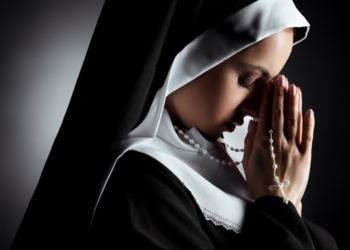 Колишню монахиню не пускали у келію і хотіли виселити, вона пішла до суду