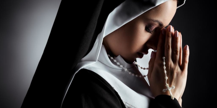 Колишню монахиню не пускали у келію і хотіли виселити, вона пішла до суду