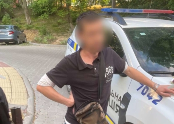 На вулиці Миру, у Тернополі, патрульні затримали чоловіка з наркотичною речовиною