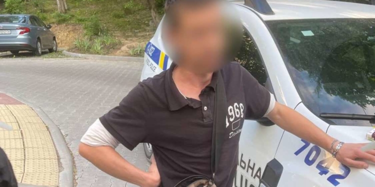 На вулиці Миру, у Тернополі, патрульні затримали чоловіка з наркотичною речовиною