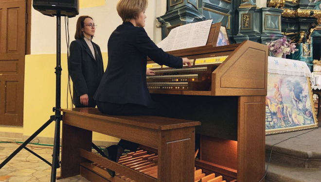 В костел м. Бучача, на Тернопільщині, меценати придбали електронний орган віртістю півмільйона гривень