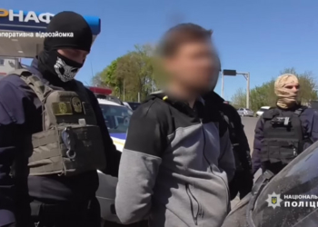 У Тернополі у псевдоволонтерів знайшли позашляховики та десятки тисяч доларів: фото та відео