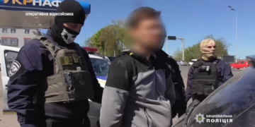 У Тернополі у псевдоволонтерів знайшли позашляховики та десятки тисяч доларів: фото та відео