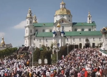 У Почаївській лаврі зібралися тисячі прихожан московського патріархату