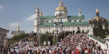 У Почаївській лаврі зібралися тисячі прихожан московського патріархату