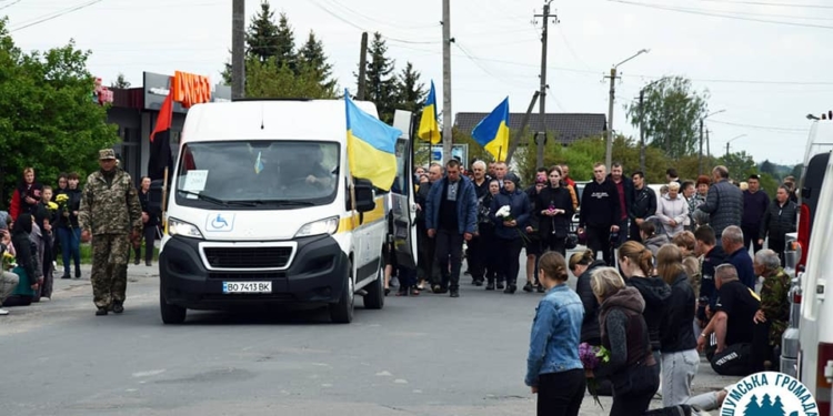 «Неможливо було стримати емоцій» на похороні бійця на Тернопільщині виник скандал через московських попів