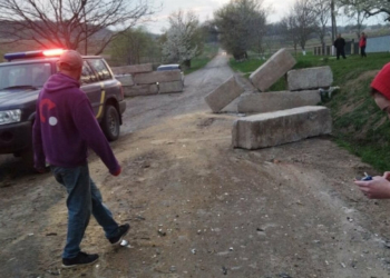 На Тернопільщині п’яний водій на швидкості в’їхав у бетонні блоки блокпосту