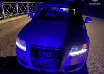 П’яний водій на Audi збив дорожній знак та втік – патрульні розшукали