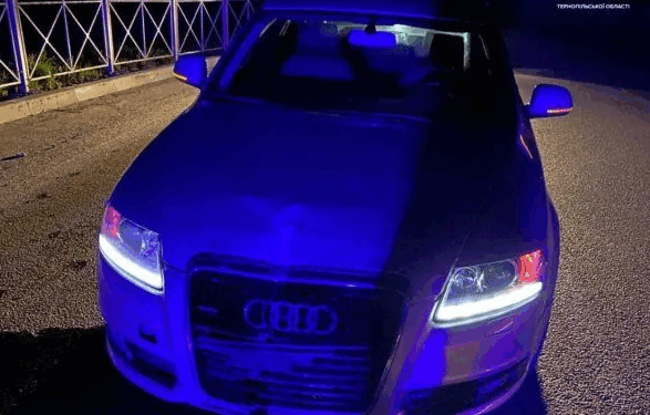 П’яний водій на Audi збив дорожній знак та втік – патрульні розшукали