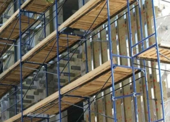 Травми хребта та голови: у Тернополі з риштування впало двоє братів