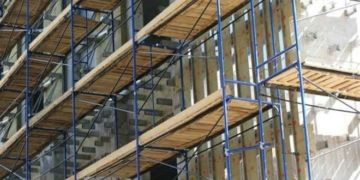 Травми хребта та голови: у Тернополі з риштування впало двоє братів