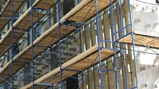 Травми хребта та голови: у Тернополі з риштування впало двоє братів