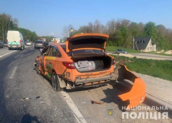 Один хлопчик постраждав, він у лікарні. У машині, яка врізалась у 5 інших автівок було семеро неповнолітніх