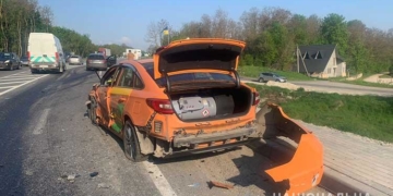 Один хлопчик постраждав, він у лікарні. У машині, яка врізалась у 5 інших автівок було семеро неповнолітніх